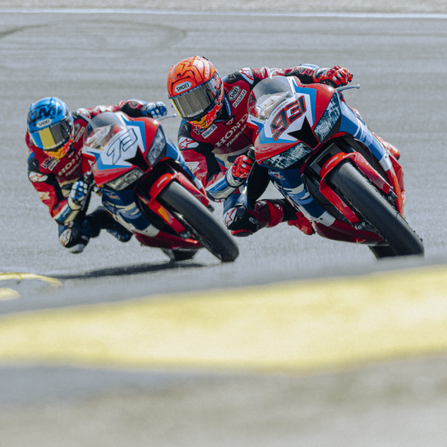 Casco Shoei X-SPR Pro TC2 perspectiva inferior mostrando cierre doble anilla