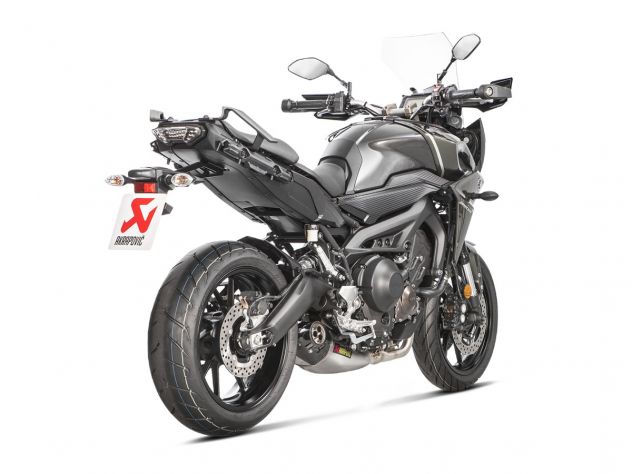 Detalle terminale titanio Akrapovic con punta carbono para Yamaha Tracer 900 vista lateral