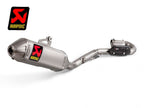 Escape completo Akrapovic titanio montado en Suzuki RM-Z 450 vista lateral derecha