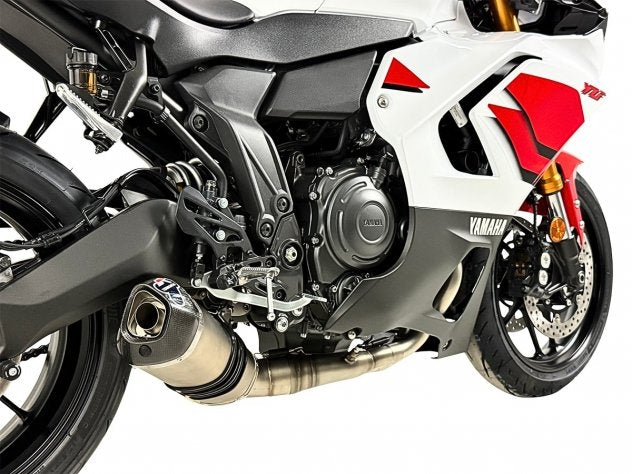 Silenciador Termignoni titanio con tapa carbono y logo grabado detalle closeup