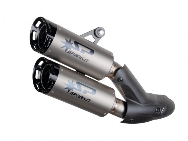 Escapes Dyno Titanio Spark con respaldo anodizado negro montados en Ducati Monster 937