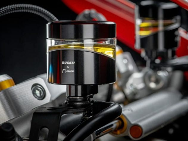 Depósito líquido frenos anodizado Ducati Performance Rizoma Panigale V4 2025 montado