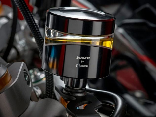Detalle mecanizado CNC depósito freno Ducati Performance aluminio anodizado negro