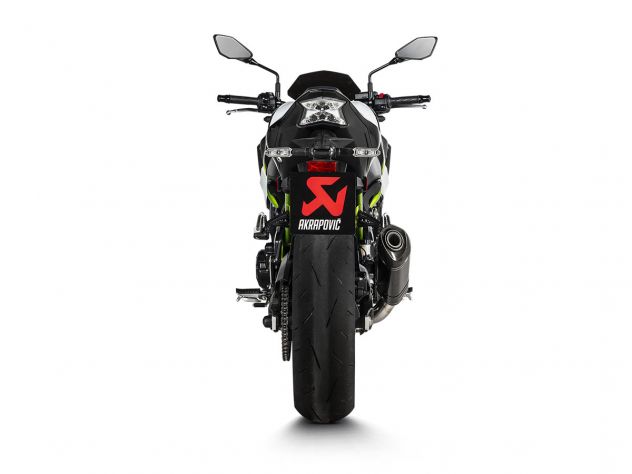 Silenciador Akrapovic homologado montado en Kawasaki Z 900 A2