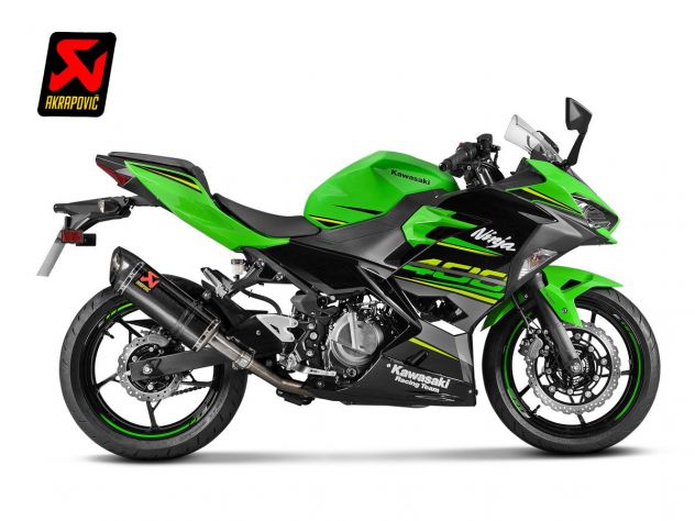 Silenciador Akrapovic S-K4SO6-APC montado en Kawasaki Ninja 400