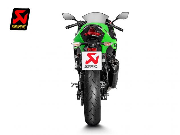 Detalle construcción carbono y DB-killer escape Akrapovic Ninja 400