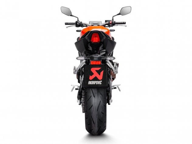 Detalle cubierta fibra carbono tejida a mano escape Akrapovic CB650R 2026 logo rojo blanco