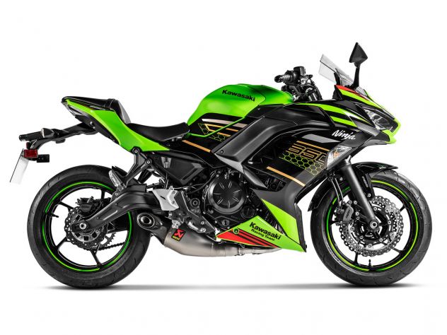 Sistema de escape Akrapovic homologado para Ninja 650 mostrando colector acero inoxidable y terminal titanio