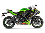 Sistema de escape Akrapovic homologado para Ninja 650 mostrando colector acero inoxidable y terminal titanio