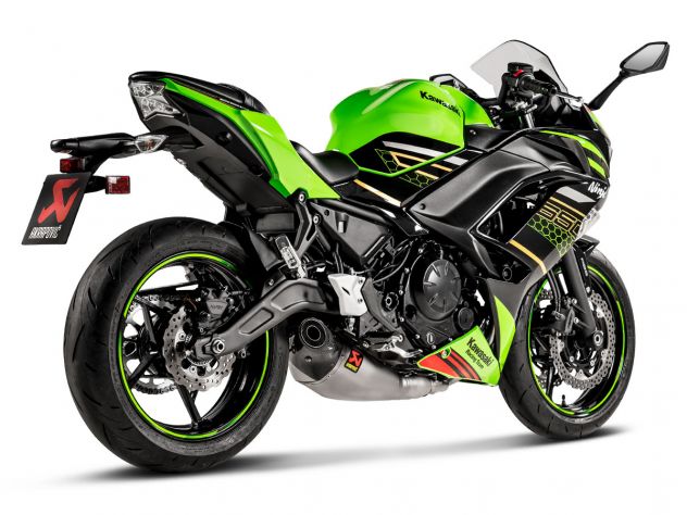 Detalle terminal titanio Akrapovic con tapa fibra de carbono para Kawasaki Ninja 650