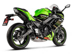 Detalle terminal titanio Akrapovic con tapa fibra de carbono para Kawasaki Ninja 650