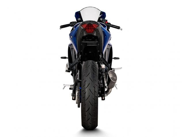 Escape Slip-On Akrapovic titanio montado en Yamaha MT-03 2022-2025