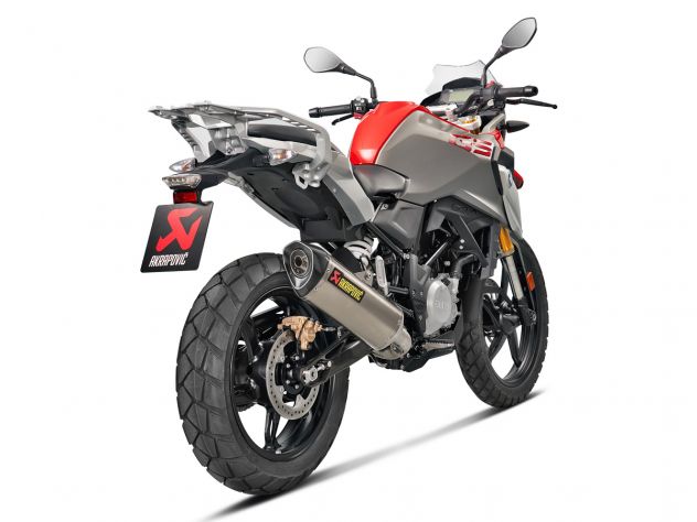 Detalle tapa fibra carbono escape Akrapovic G 310 R GS finish racing