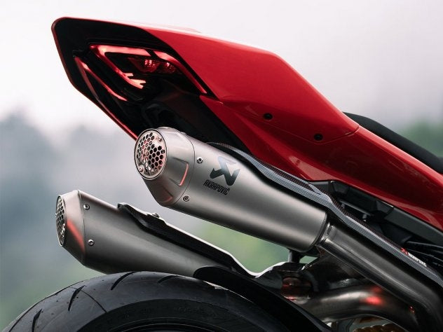 Sistema Akrapovic Evolution Line titanio Streetfighter V2 S con shield fibra carbono