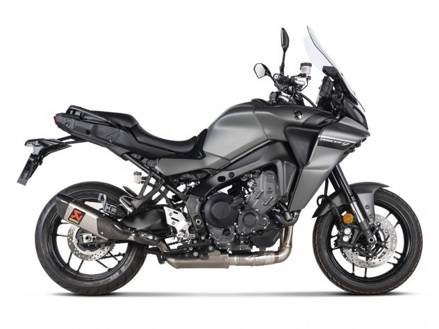 Silenciador de titanio con tapa de carbono Akrapovic Tracer 9 detalle