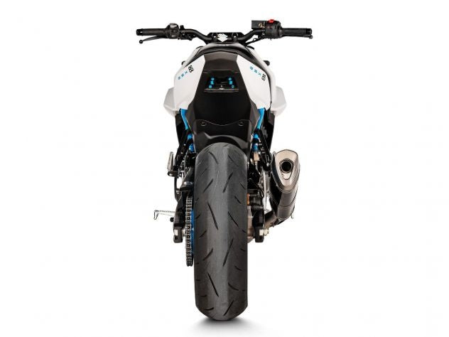 Sistema Akrapovic Racing completo GSX-8S vista lateral derecha instalado