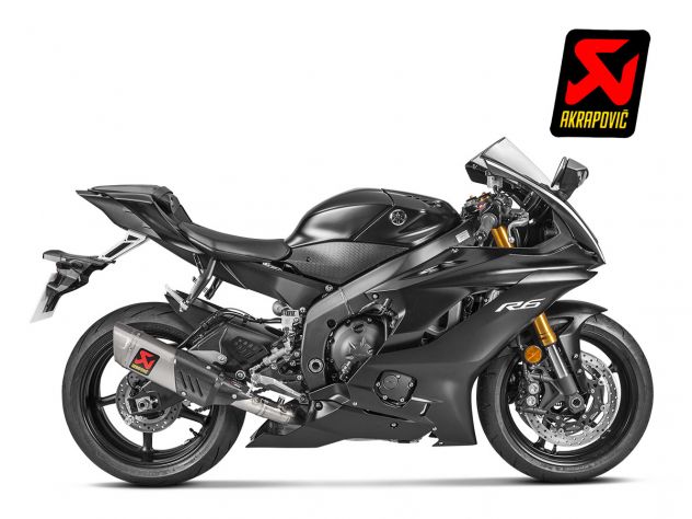 Detalle terminal titanio con escudo térmico carbono Akrapovic R6 vista lateral
