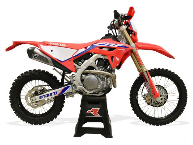 Detalle placa diseño metálica negra logo Termignoni resistente calor escape CRF 450
