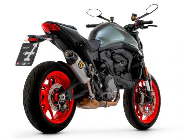 Detalle tapa trasera carbono 3K silenciador Arrow Indy Race Monster 937