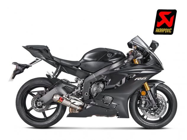 Terminal Akrapovic racing titanio para R6 con logo grabado láser detalle