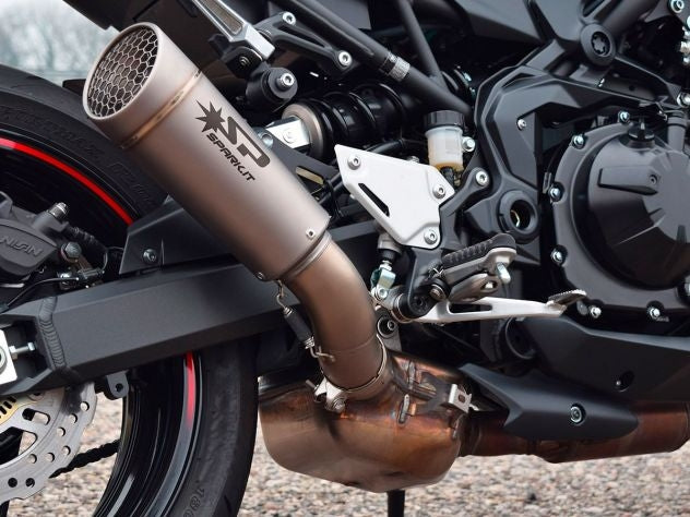 Escape Spark Grid-O titanio montado en Kawasaki Z900 2020-2024 vista lateral
