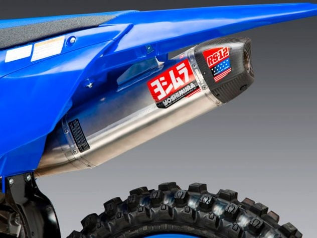 Vista lateral escape Yoshimura RS-12 diseño cónico asimétrico
