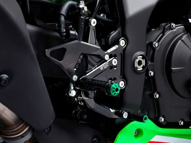 Acabado anodizado duro negro estriberas traseras Bonamici Racing ZX-4R