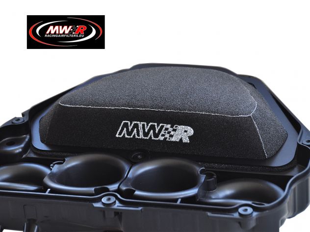 Detalle esponja de celda cerrada filtro MWR racing Yamaha R1 pre-engrasado