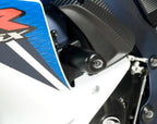 Detalle bobbin aerodinámico R&G con tapa desmontable para GSX-R600 GSX-R750 kit instalación completo