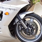 Tope de Caída R&G Aero Negro montado en Yamaha YZF-R6 2006 lateral izquierdo