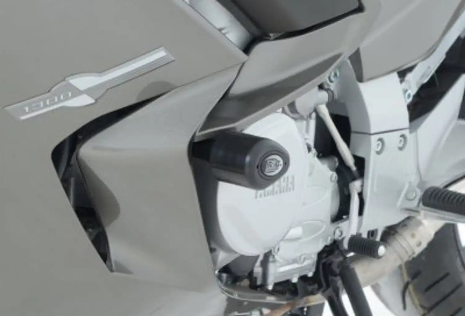 Topes de Caída R&G Aero negros montados en Yamaha FJR1300 vista lateral completa