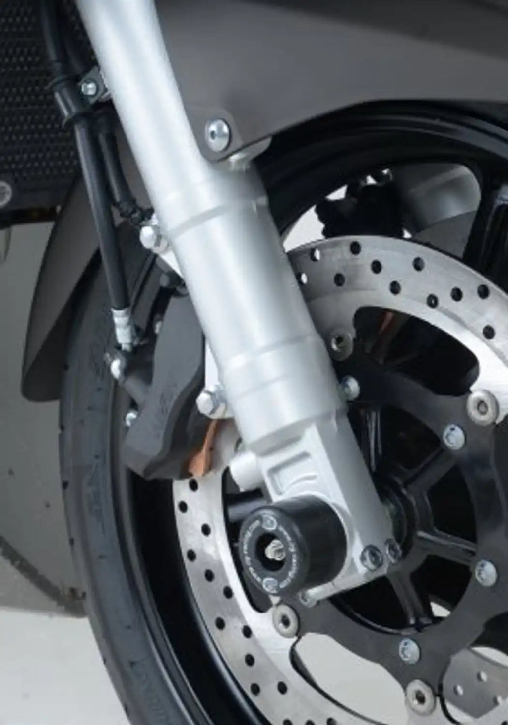 Detalle de instalación protector de horquilla R&G en eje de pinza de freno FJR1300
