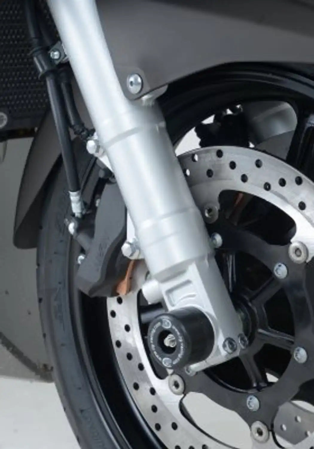 Detalle de instalación protector de horquilla R&G en eje de pinza de freno FJR1300
