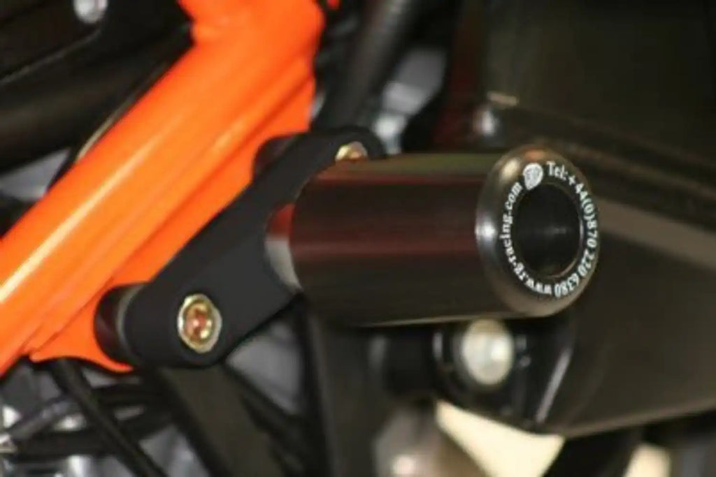 Tope de caída R&G negro instalado en soporte superior motor KTM 950 Supermoto