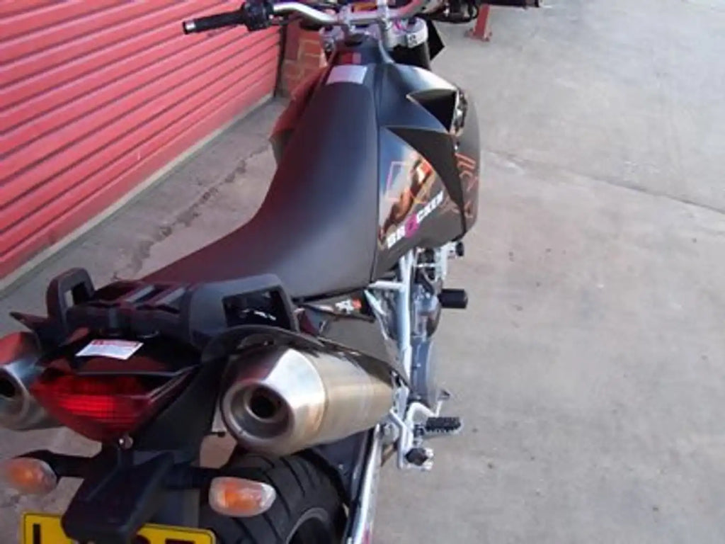 Crash protector R&G negro instalado en KTM 950 Supermoto R soporte motor frontal