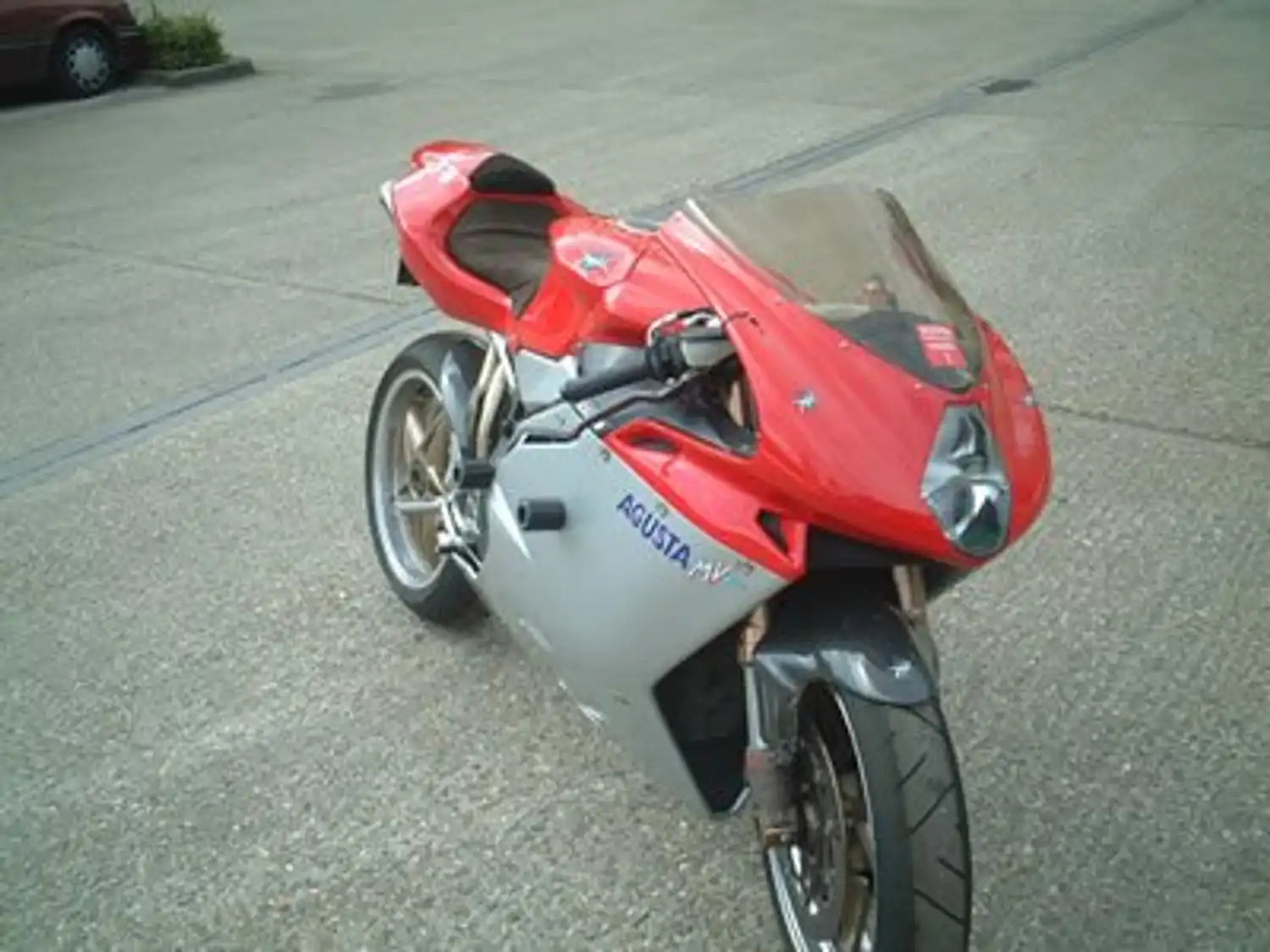 Crash protector R&G instalado en soporte motor delantero MV Agusta F4