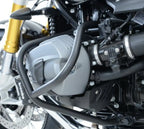 Detalle de fijación superior barra Adventure R&G con tornillos incluidos en kit