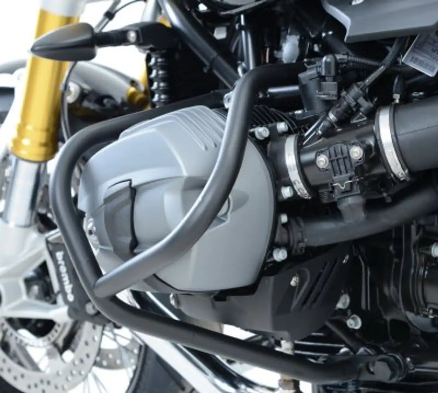 Detalle de fijación superior barra Adventure R&G con tornillos incluidos en kit