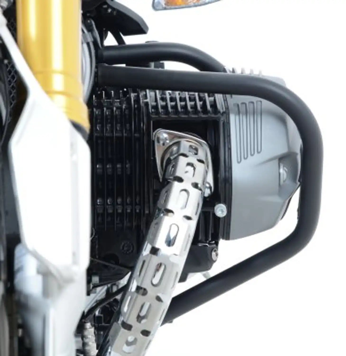 BMW R nineT 2017 equipada con barras Adventure R&G negras vista tres cuartos trasera