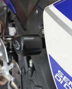 Topes de Caída R&G Aero negro montados en Yamaha R3 mostrando perfil aerodinámico
