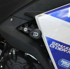 Detalle bobbin Aero R&G con tapa removible y soporte acero inoxidable para Yamaha R25 R3
