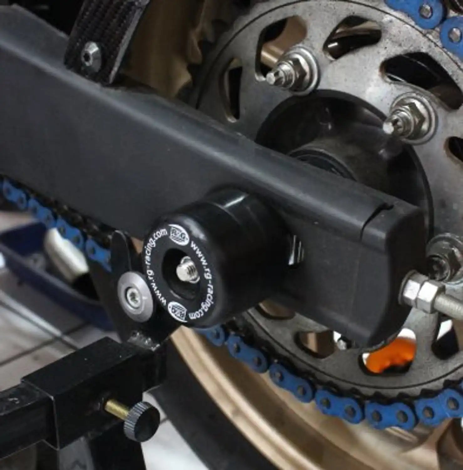 Tope de eje trasero R&G negro instalado en Yamaha YZF-R3 protegiendo basculante