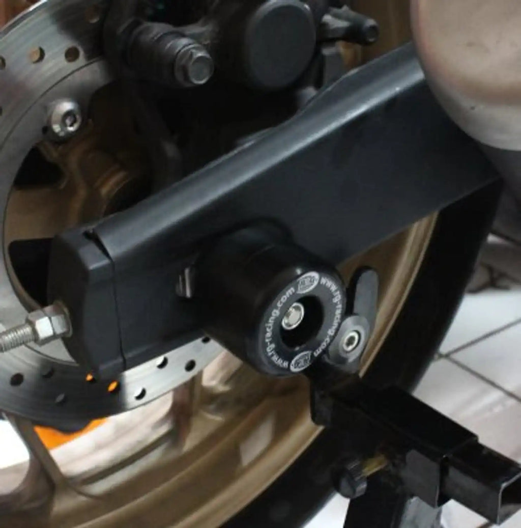 Detalle de protector de basculante R&G con barra de acero inoxidable para Yamaha R25 MT-25