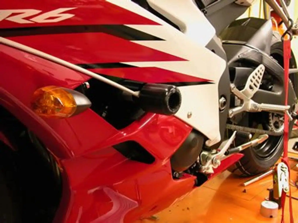 Par de topes de caída R&G superiores para Yamaha R6 2006-2013 fondo blanco