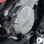 Detalle rejilla protector radiador R&G PRO con diseño hexa cortado láser y recubrimiento powder coat negro