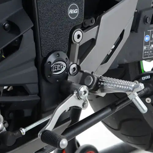 Detalle corte láser protector radiador R&G acero inoxidable para Kawasaki