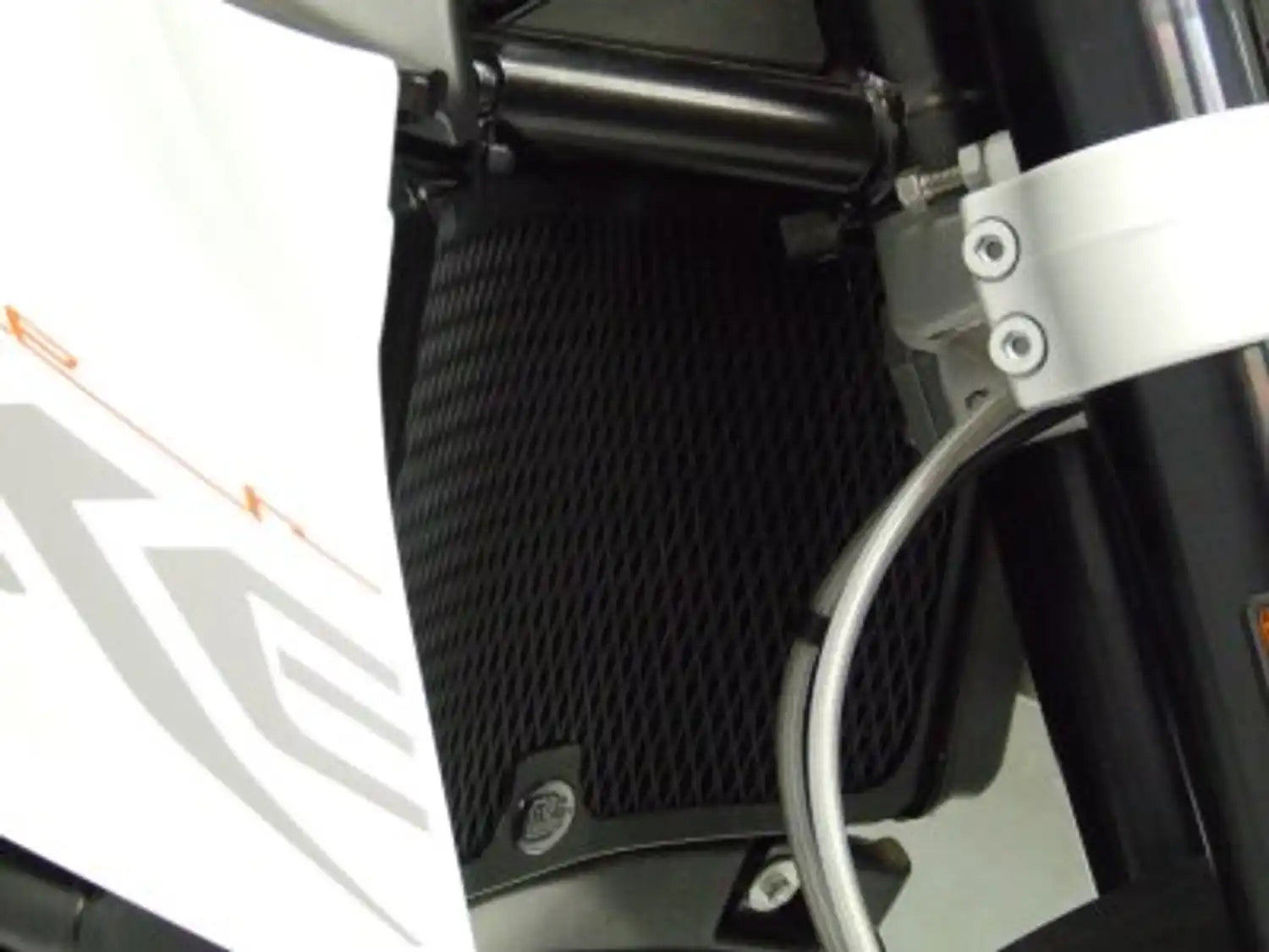Protector de radiador R&G aluminio instalado en KTM 990 Super Duke acabado negro