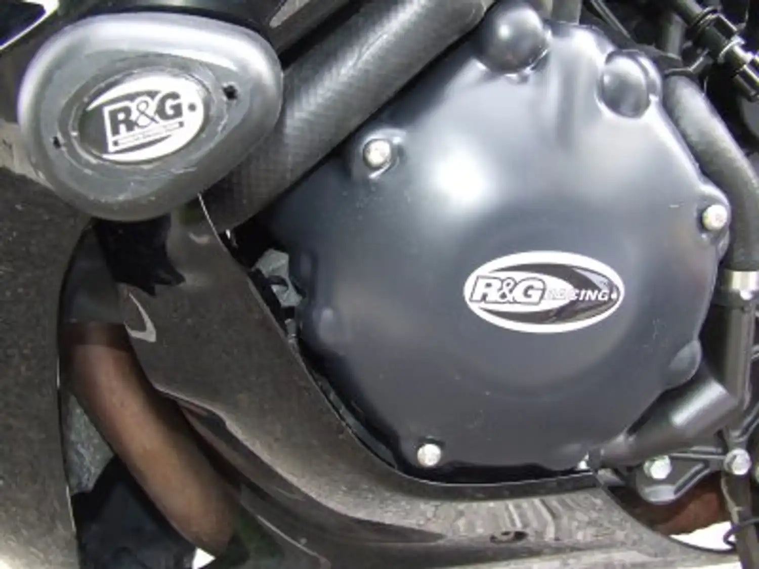Detalle instalación protector tapa motor R&G Honda CBF1000 sin perforar