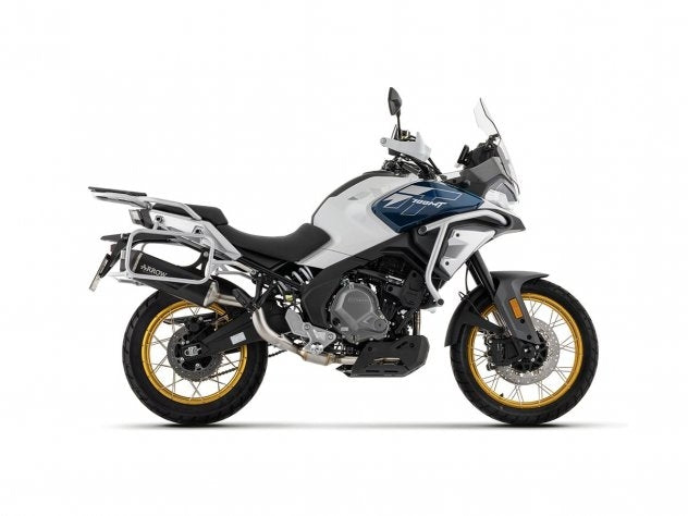 Detalle tapa carbono y construcción titanio escape Arrow CFMOTO 700 MT Adventure