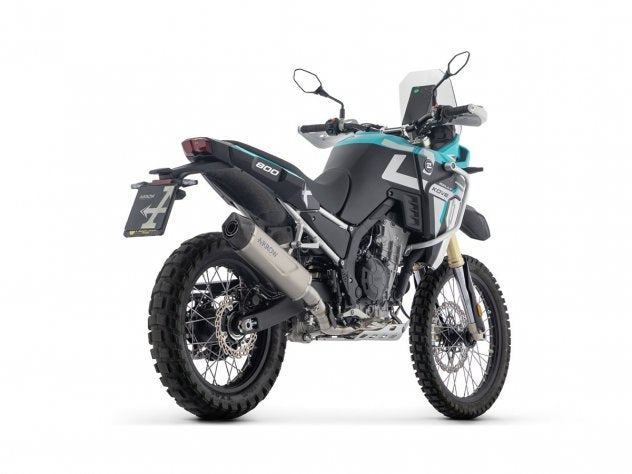 Detalle fondo carbono escape Arrow Indy Race EVO Kove 800X 2025